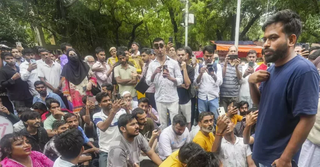 सोनम वांगचुक की भूख हड़ताल 20वें दिन भी जारी है। जंतर मंतर प्रदर्शन को विपक्ष, छात्रों और किसानों का समर्थन मिल रहा है। पढ़ें सभी LIVE अपडेट्स।

