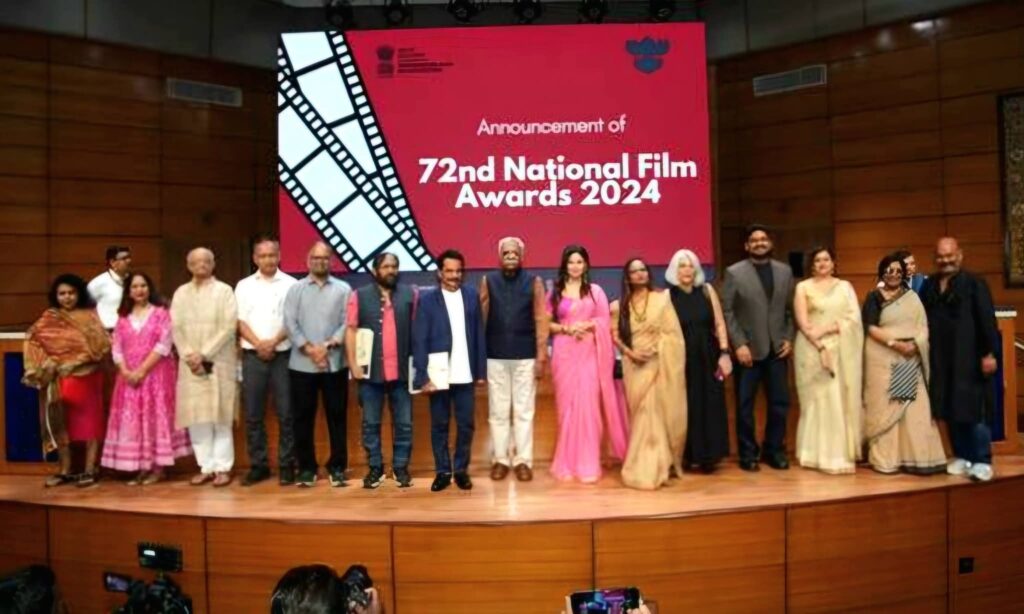 गढ़वाली फिल्म 'ढोली' ने 72वें राष्ट्रीय फिल्म पुरस्कारों में सर्वश्रेष्ठ गढ़वाली फिल्म के लिए रजत कमल जीतकर इतिहास रच दिया। जानिए फिल्म की कहानी, कलाकार, शूटिंग लोकेशन और उत्तराखंड के लिए इस गौरवपूर्ण उपलब्धि की पूरी जानकारी।