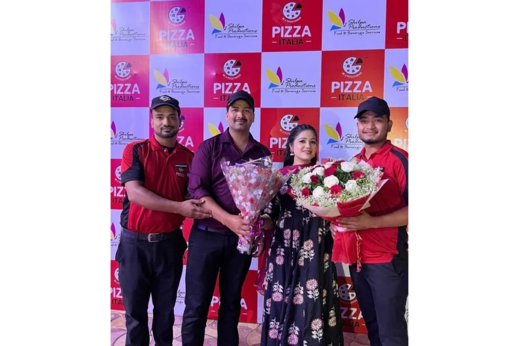 Pizza Italia की संस्थापक Shilpa Bhatt को HT Digital Streams Limited ने उद्यमिता में उत्कृष्टता के लिए Naari Samman से सम्मानित किया। Pizza Italia की संस्थापक Shilpa Bhatt को HT Digital Streams Limited ने उद्यमिता में उत्कृष्टता के लिए Naari Samman से सम्मानित किया।