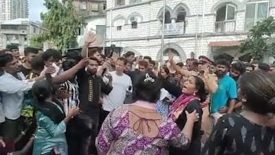 मुंबई के पायधुनी इलाके में वेयरहाउस वॉचमैन ने 7 साल की बच्ची से रेप किया। गुस्साई भीड़ ने आरोपी की पिटाई कर पुलिस को सौंपा, POCSO एक्ट के तहत केस दर्ज, जानें पूरी खबर।
