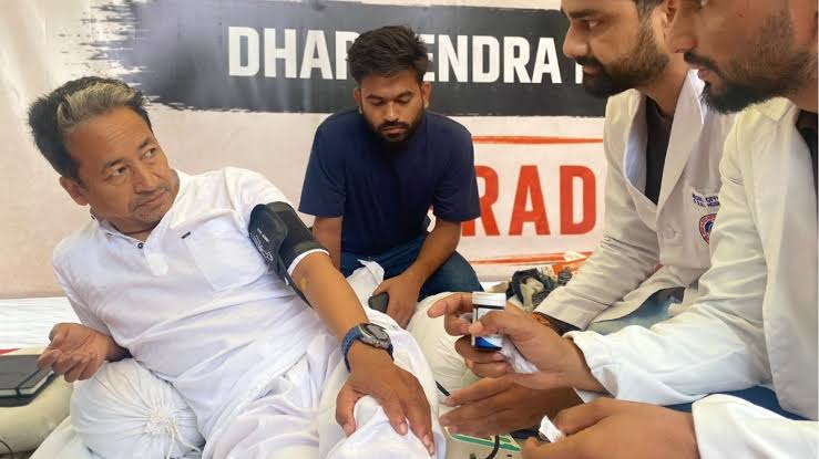 सोनम वांगचुक 17वें दिन भी NEET UG 2026 पेपर लीक के विरोध में भूख हड़ताल पर हैं। जानिए उनकी मांगें, छात्रों का आंदोलन और ताजा अपडेट।

