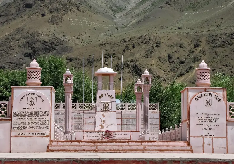 कारगिल विजय दिवस पर द्रास से रक्षा मंत्री राजनाथ सिंह ने कहा कि पाकिस्तान से बातचीत केवल पाकिस्तान अधिकृत कश्मीर (PoK) पर होगी। जानें पूरा बयान।
