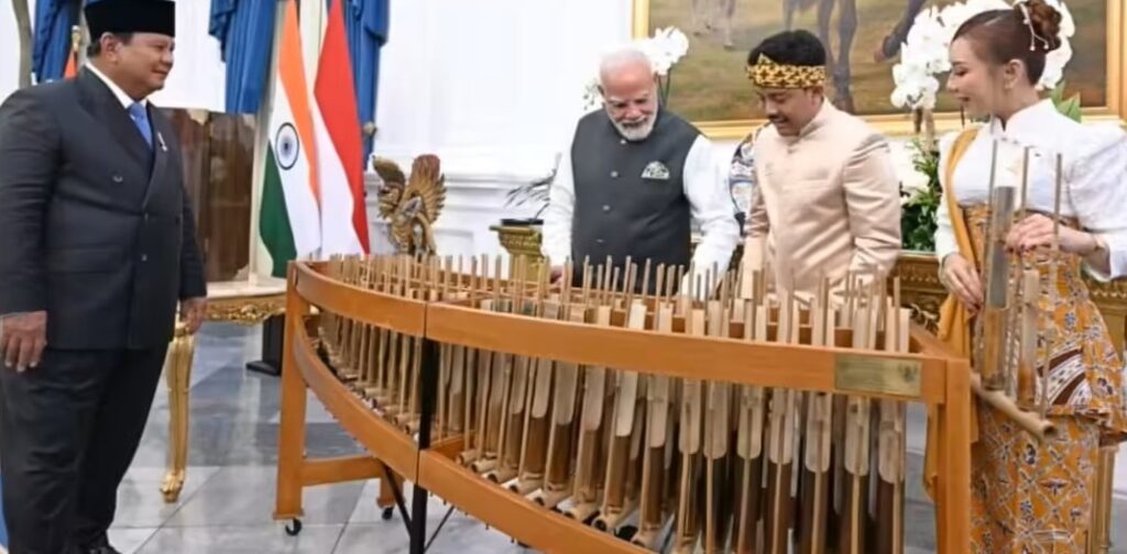 मोदी और प्रबोवो अंगक्लुंग पर 'कुछ कुछ होता है' की धुन बजाते हुए।